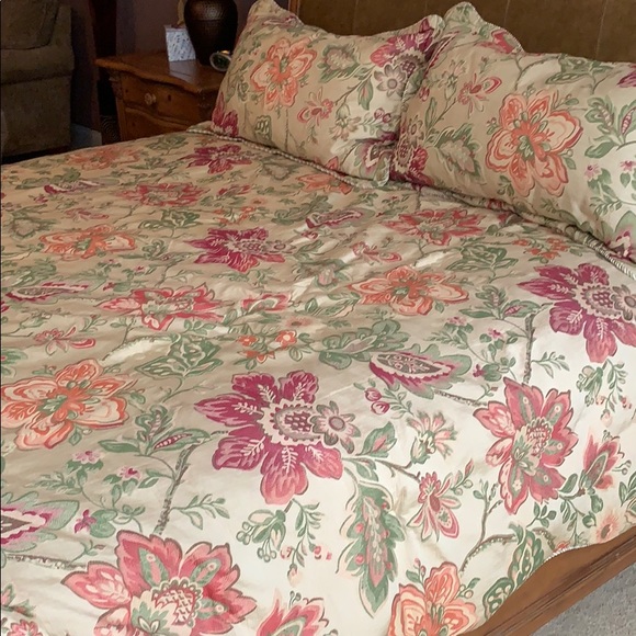 King size comforter and matching pillow shams - Picture 3 of 4